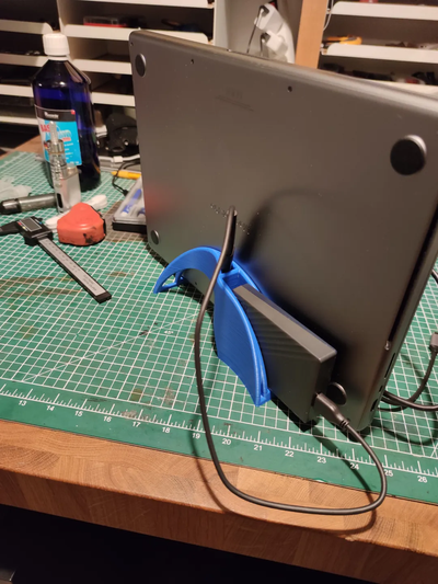 dikey macbook profesyonel m1 ayakta durmak by caznow araçlar organizatörler not defteri istiridye kabuğu 3d print model - Mito3D