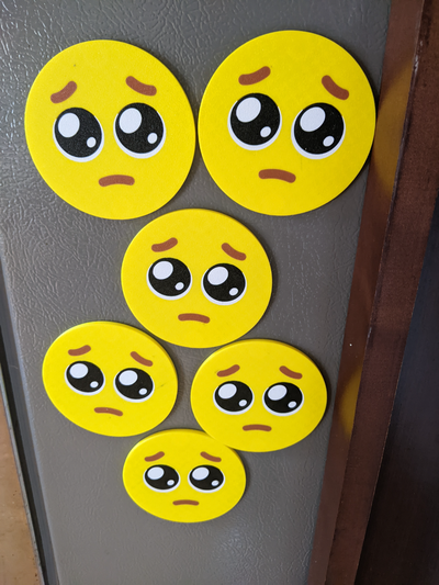 bitten gesicht emoji magnet untersetzer by madebyad kunst 2d niedlich traurig 3d print model - Mito3D