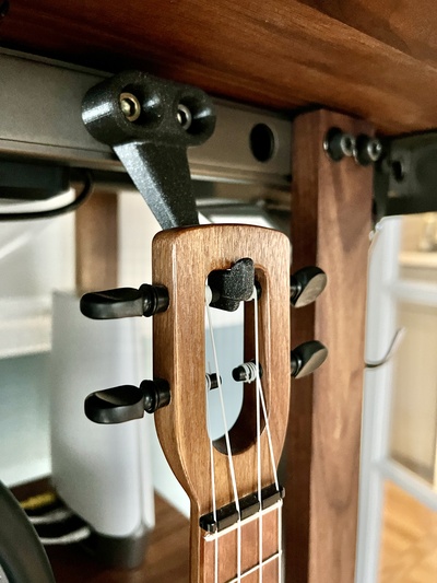 pulga ukulele suporte elevar ajustável escrivaninha by desmodrômico passatempo faça música cabide monte hangar 3d print model - Mito3D