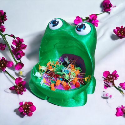 frosch abfall kollektor süßigkeiten container by 3djpdesigns 3d drucker zubehör esser poop tasche halter unterstützung behälter box rutsche kupplung vorhang baby froggo niedlich süße mehrfarben multi farbe kacke kackt druckermod mod nutzung weihnachten 2023 küche garten gartenarbeit teich frösche fröschchen tedpole 3d print model - Mito3D