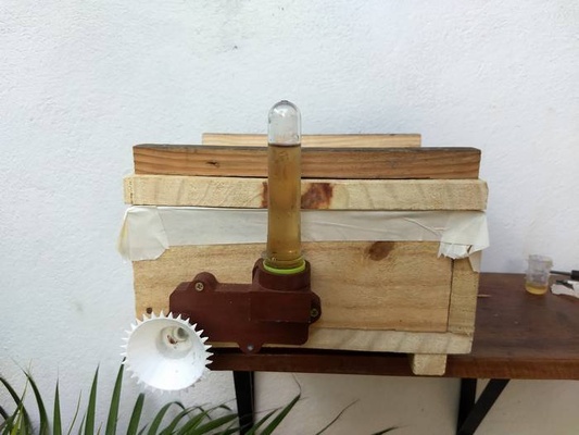 alimentador roso para abeilles abeille mangeoire forme d'épingle 3d print model - Mito3D