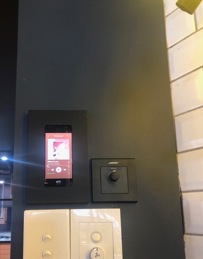 ipod toucher mur monter forme d'épingle 3d print model - Mito3D