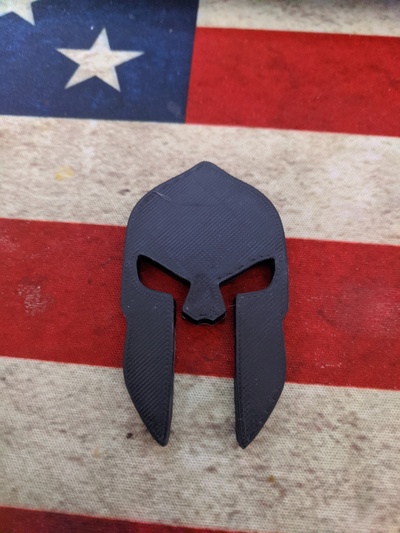 gladiador espartano soldado casco emblema insignia forma alfiler todoterreno 3d print model - Mito3D