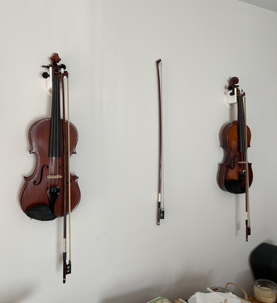 violin wall mount pinshape holder 3d print model - Mito3D