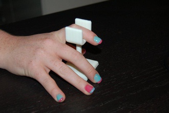 manicure finger holder pinshape 3d-design 3d print model - Mito3D