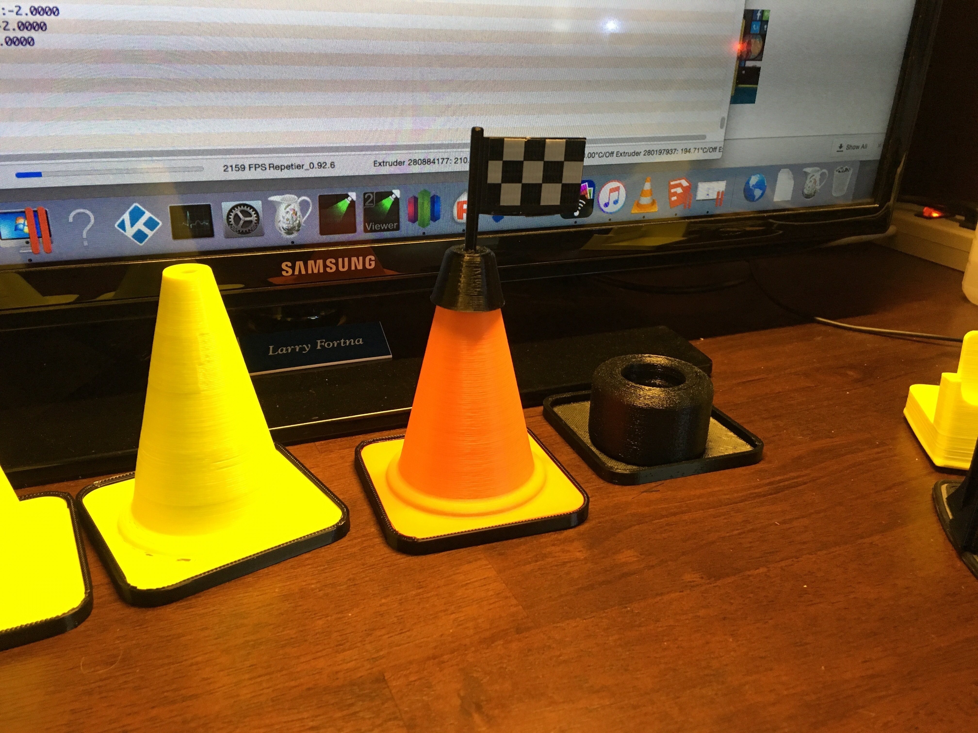 bandera cuadros pinshape cono tráfico 3D print model - Mito3D