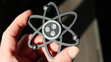 atom fidget spinner oyuncak el spin odak pinshape yarışma mekanik tasarım envisionthefuture tasarımı meydan rulman 608 edc Yığıcı 3d 3d print model - Mito3D