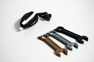 Schraubenschlüssel förmige Ohrhörer Halter pinshape key chain Kabel usb code gadget Organisation Kopfhörer tool 3d print model - Mito3D
