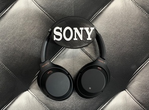 écouteurs titulaire soutien belle casque musique Finlande 2020 Sony logo marque headphones holder headphone hanger cintre 3d print model - Mito3D