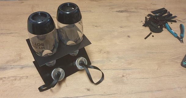 bibita ruscello bottiglia titolare supporto rob eu Scarica gratuito stl modello printablescom 3d Modelli domestico cucina 3d print model - Mito3D