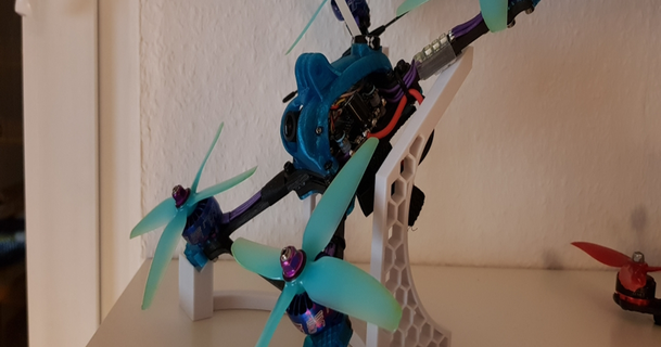 fpv yarış başlatmak ped dörtlü Görüntüle ayakta durmak Tecno indir Bedava stl model printablescom 3d modeller hobi yapımcılar fikirler sunum standı Uçan göz Dronelaunchpad dronestand 3d print model - Mito3D