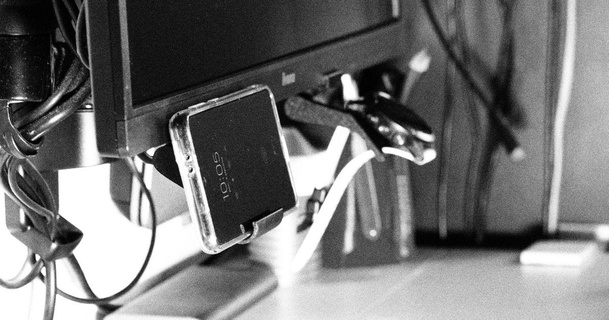 téléphone intelligent titulaire soutien iiyama moniteur kamil caleta Télécharger libre stl modèle imprimablescom 3d modèles gadgets portable dispositifs monitormount 3d print model - Mito3D