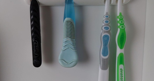 zahnb rsten rasiererhalter toothbrushes razor holder konez 347 download free stl model printablescom 3d models household bathroom bad organiser razorholder wallmount 3d print model - Mito3D