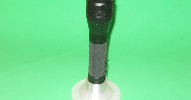 Taschenlampe Stand ctheroux download frei stl Modell Printablescom 3d Modelle Hobby Macher Werkzeuge Taschenlampenhalter vertikaler Vertikalhalter 3d print model - Mito3D