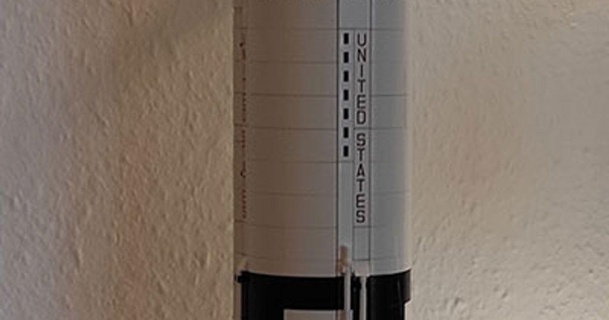 Saturn einfach Wandhalterung klemmbaustein Rakete osxtraveller download frei stl Modell Printablescom 3d Modelle Spielzeuge Spiele Gebäude Lego Saturnv 3d print model - Mito3D