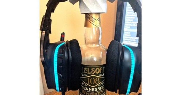 alcool bouteille casque musique supporter Chriswak Télécharger libre stl modèle imprimablescom 3d modèles loisir fabricants organisateurs porte écouteurs 3d print model - Mito3D