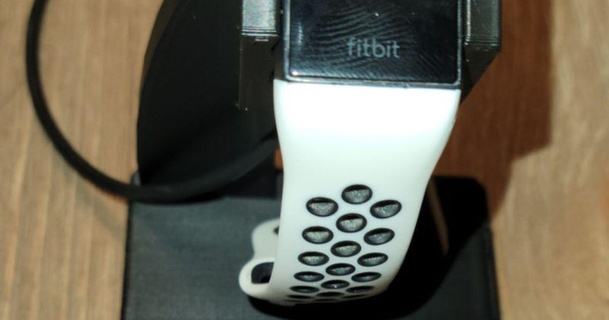 Fitbit cargar 4 cargando estante soporte drakka01 descargar gratis stl modelo imprimiblescom 3d modelos cuidado salud médico herramientas 3d print model - Mito3D