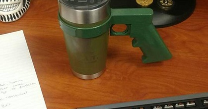 Gewehr Griff auslösen Kaffee Halter Unterstützung nottingham82 download frei stl Modell Printablescom 3d Modelle Haushalt Haus Ausrüstung ar15 ar15grip Kaffeebecher Yeti 3d print model - Mito3D