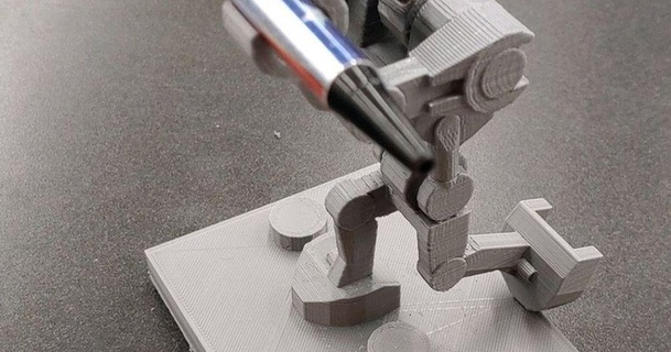inginocchiato battaglia droide penna titolare supporto archie Scarica gratuito stl modello printablescom 3d Modelli arte design disegni 3d print model - Mito3D