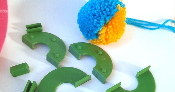 pom fabricant bommel macher vert magenta Télécharger libre stl modèle imprimablescom 3d modèles gadgets bourdon chapeau pompon crochet artisanat tricot 3d print model - Mito3D