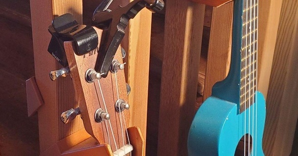 appendiabiti settimana 2x2 perno ukulele dmptrcks Scarica gratuito stl modello printablescom 3d Modelli passatempo creatori musica design hangar moderno Leggio 3d print model - Mito3D
