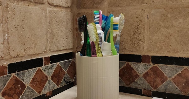 porta cepilos dientes escova dente suporte impressão divina baixar livre stl modelo printablescom 3d modelos passatempo fabricantes organizadores 3dprinter banheiro casa dentes elétrica 3d print model - Mito3D
