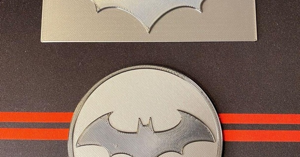 Batman Arkham Logo Untersetzer nerdyviews download frei stl Modell Printablescom 3d Modelle Kunst Design 2d Platten Logos Batmanlogo Batmansymbol Dc comics Batmanarkham 3d print model - Mito3D