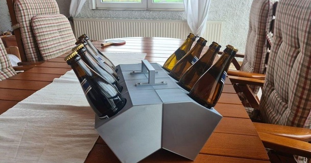 birra bottiglia titolare supporto v8 40l viktor von Scarica gratuito stl modello printablescom 3d Modelli domestico Casa attrezzature alcol Austria birraio 3d print model - Mito3D