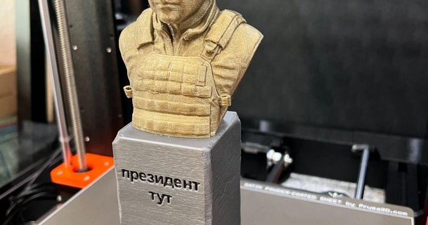 Volodymyr Zelenskiy büst parça renk değişiklik berlin kodlaması indir Bedava stl model printablescom 3d modeller oyuncaklar oyunlar aksiyon rakamlar heykeller özgürlük Ukrayna heykel 3d print model - Mito3D
