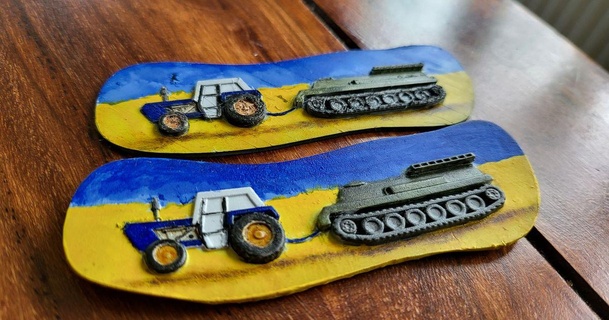 Ukrayna çiftçi Ordu rozet matousrokos tank traktör ukrayna 3d print model - Mito3D