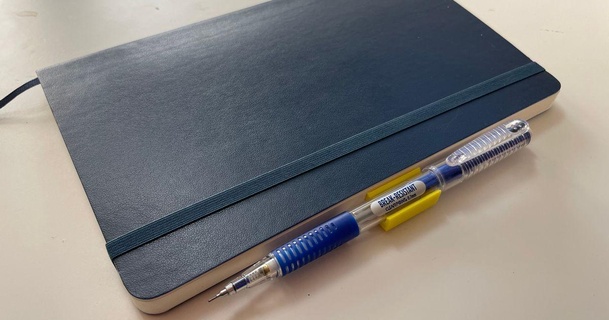 Moleskine Notizbuch Bleistift Stift Halter Unterstützung bert 3d print model - Mito3D