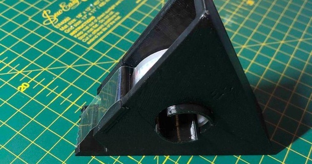 klebrollenhalter Klebstoff Band Halter Unterstützung Sofamann 3D Modelle Haushalt Büro Dreieck Spender thingiverse 3d print model - Mito3D