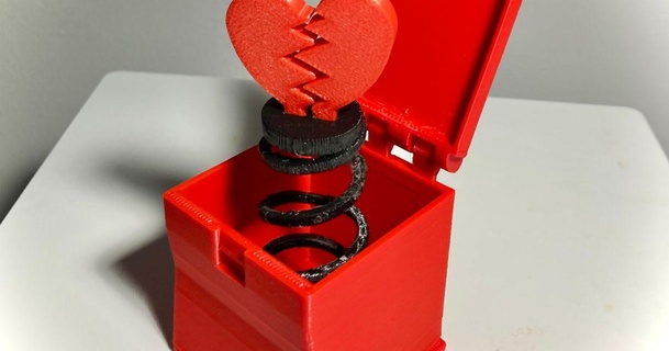 caja corazones rotos sebasgot 3D modelos pasatiempo hacedores ideas amor chistes bromas trucos 3d print model - Mito3D