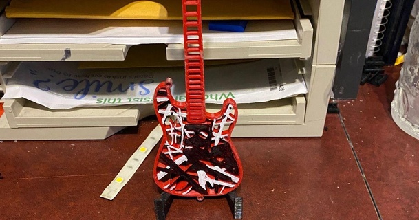 eddie furgão halen violão phone ficar pé asus1357 3D modelos aparelhos portátil dispositivos estande telefone Van Halen EVH 3d print model - Mito3D