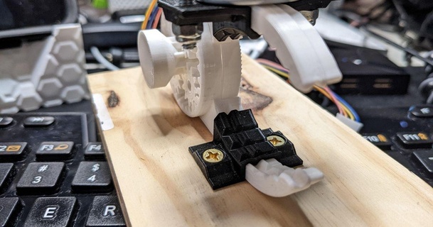 mantis abrazadera monta zuberio 3D modelos pasatiempo hacedores mecánico partes 28byj48 montar 3d print model - Mito3D