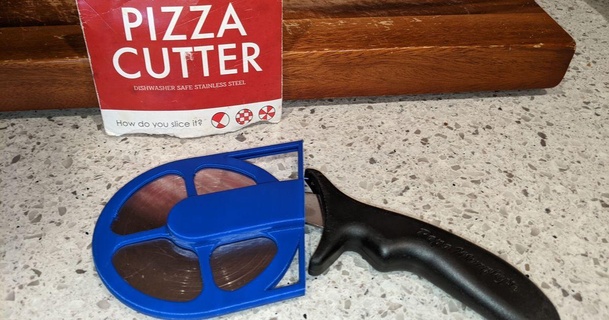 titulaire soutien papa Murphy Pizza coupeur haroldhues 3D modèles Ménage cuisine couteau pizza 3d print model - Mito3D