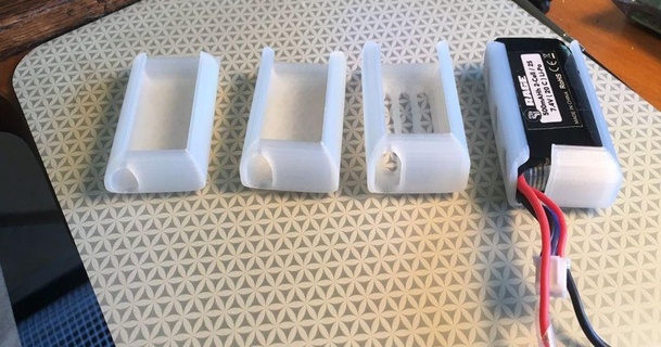 bateria suporte barco vapor 3D modelos passatempo fabricantes Ideias Soldagem ventilador thingiverse lipoholder 3d print model - Mito3D
