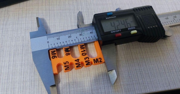 compacto métrico hilo diámetro medición herramienta 42x20mm m1nt1x 3D modelos pasatiempo hacedores herramientas tornillo m4 m6 3d print model - Mito3D