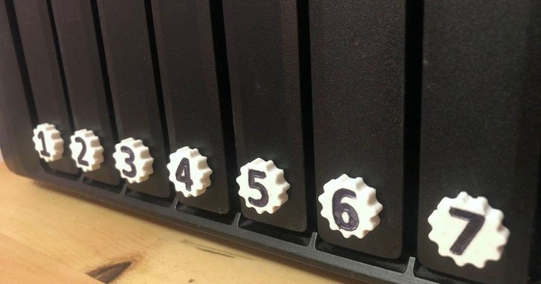 Synologie nas Nummernschild Schlüssel Cromer 3D Modelle Gadgets Computers Ersatz thingiverse Ersatzteil 3d print model - Mito3D