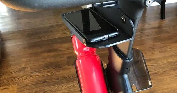 Peloton Fahrrad + Telefon Regal johnzanussi 3D Modelle Gadgets tragbar Geräte iPhone thingiverse 3d print model - Mito3D