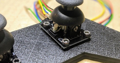 palanca mando controlador prueba soporte t0b1 descargar gratis stl modelo imprimiblescom 3d modelos pasatiempo hacedores electrónica control juego montaje joystick openscad pulgar 3d print model - Mito3D