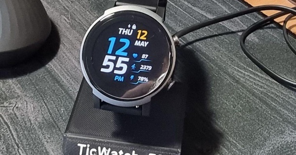 ticwatch e3 cargando muelle martassan 3D modelos artilugio portátil dispositivos estante soporte reloj inteligente smartwatchstand 3d print model - Mito3D