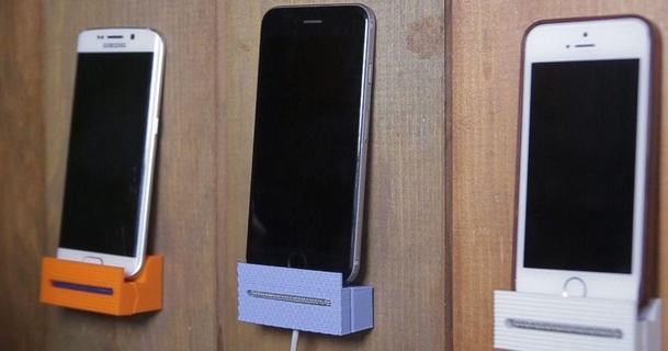 universal phone parede doca 3dbrooklyn 3D modelos aparelhos portátil dispositivos carregador carregamento thingiverse IphoneDock 3d print model - Mito3D
