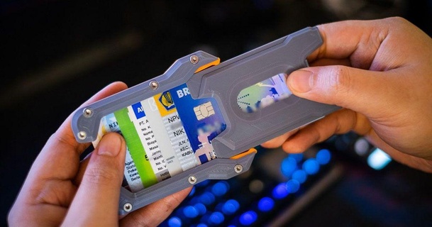 zäh Anerkennung Karte Halter Unterstützung gruseliger Mops 3D Modelle Haushalt Büro Brieftasche Abzeichen Kreditkarte 3d print model - Mito3D