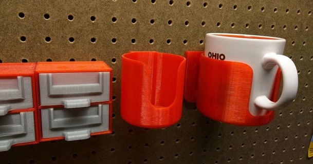 pannello forato montato caffè tazza titolare supporto nerd mettere in guardia 3d laboratori 3D Modelli domestico ufficio officina organizzazione portabicchieri montaggio pegboard 3d print model - Mito3D