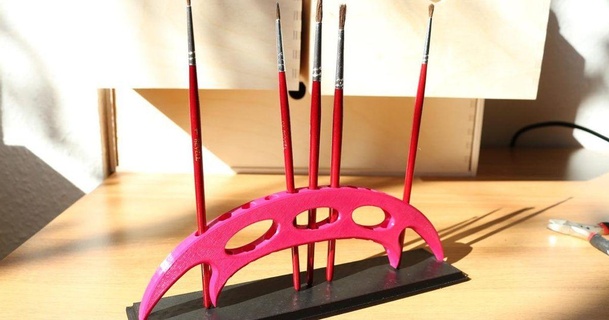 batleth peindre brosse crayon titulaire soutien prises filamentcom 3D modèles art conception dessins klingon Star Trek porte crayons chose universelle 3d print model - Mito3D