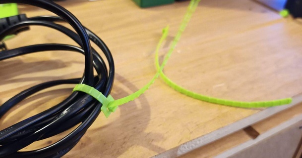 8 minuto cable Corbata Meganoodle 3D modelos artilugio mantenimiento soporte clip 3d print model - Mito3D