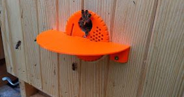 beehive entrance disc + landing zone detachable cimbi 3D Models Household Pets bee cover disk 3d print model - Mito3D
