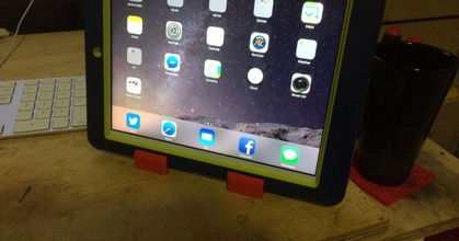 tablette stand comprimés cas thomllama Télécharger libre stl modèle imprimablescom 3d modèles gadgets portable dispositifs iPad ipadstand supporter 3d print model - Mito3D