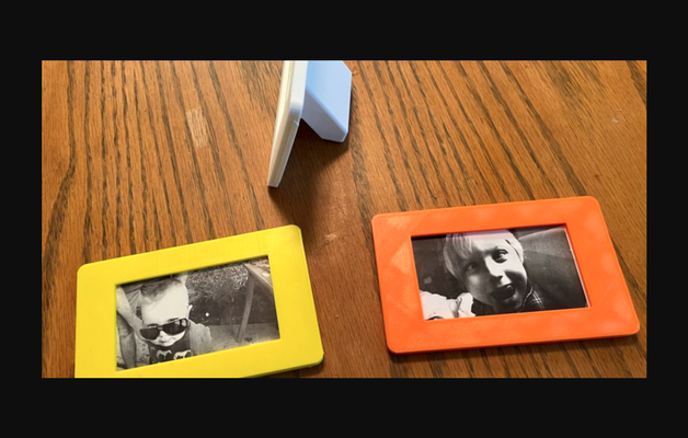 pequeña imagen cuadro niños instante impresión cámara by meub descargar gratis stl modelo imprimibles com 3d modelos arte diseño wall mounted marco puesto cuadros 1 3d print model - Mito3D